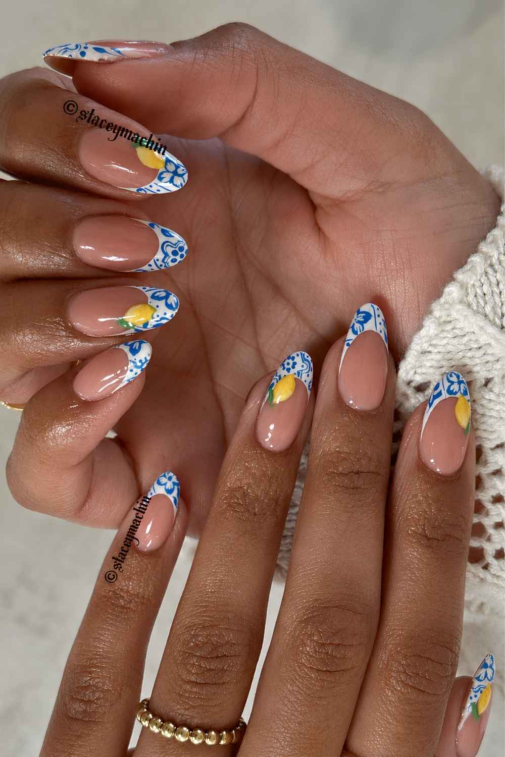 Blau weisse French Naegel mit Blumen und Zitronen