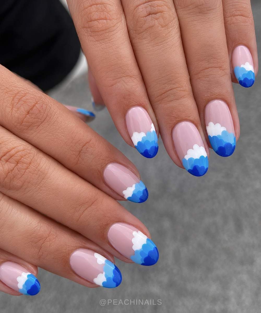 Blau weisse Naegel im Wolkenlook