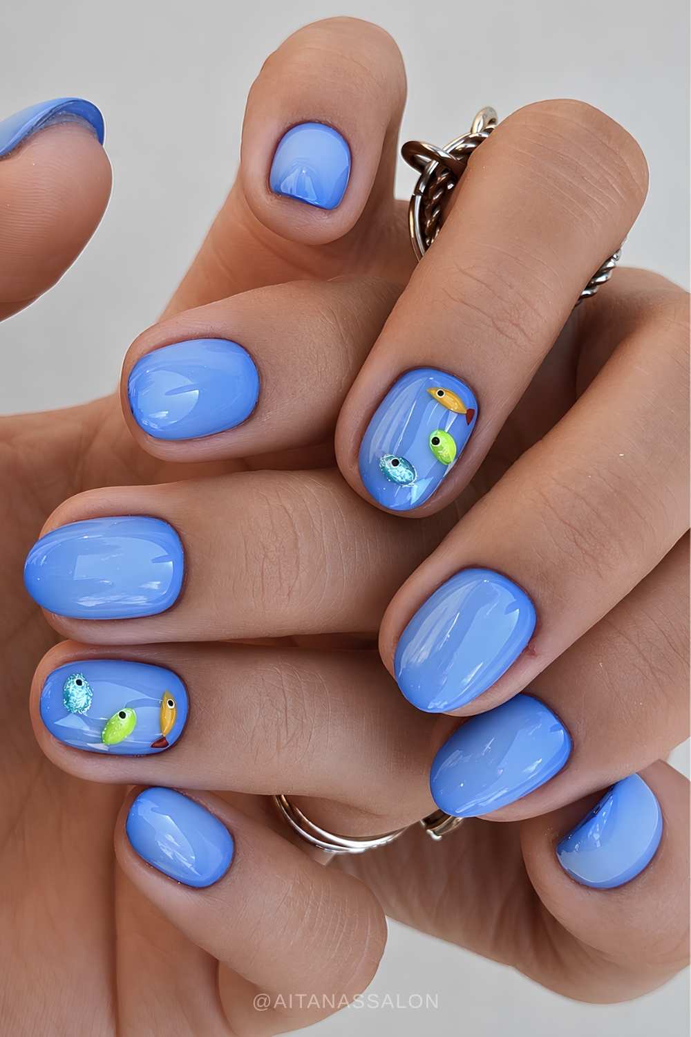 Blaue Aura Manikuere mit kleinen Fischen