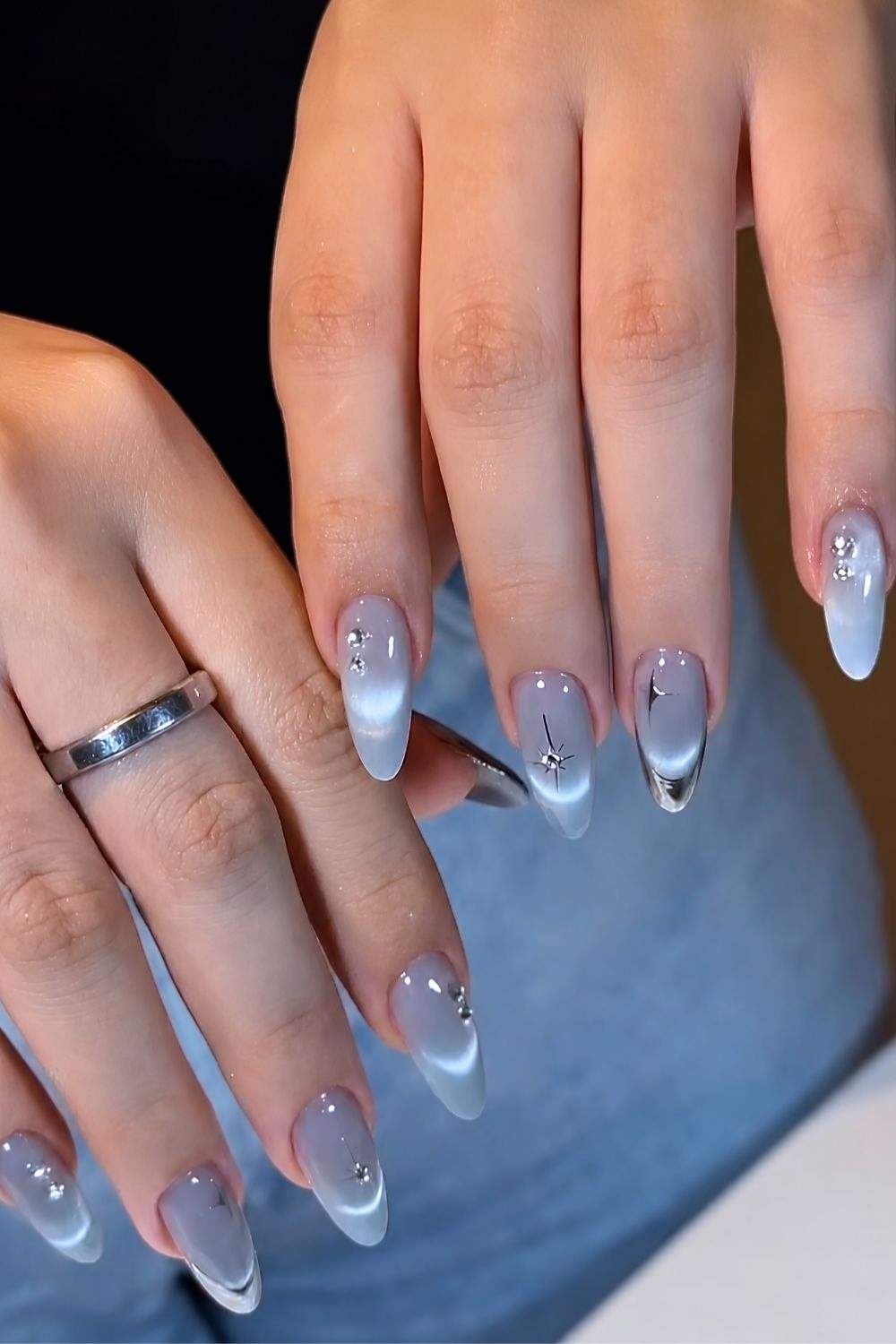 Blaue Cat Eye Manikuere mit silbernen French Tips