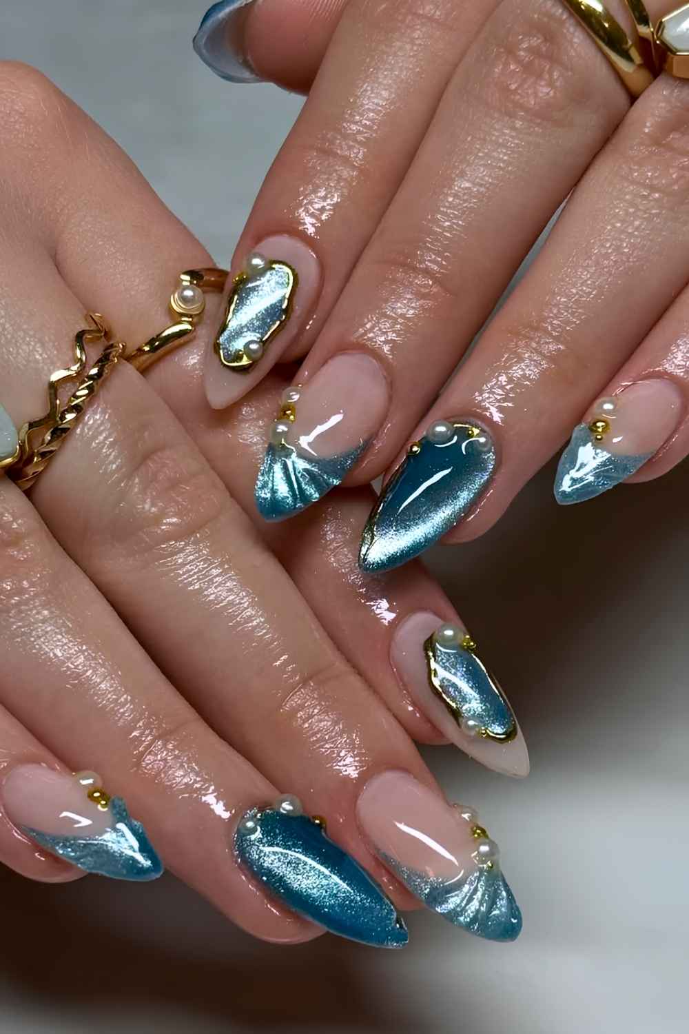 Blaue Cat Eye Naegel mit Gold und Perlenakzenten