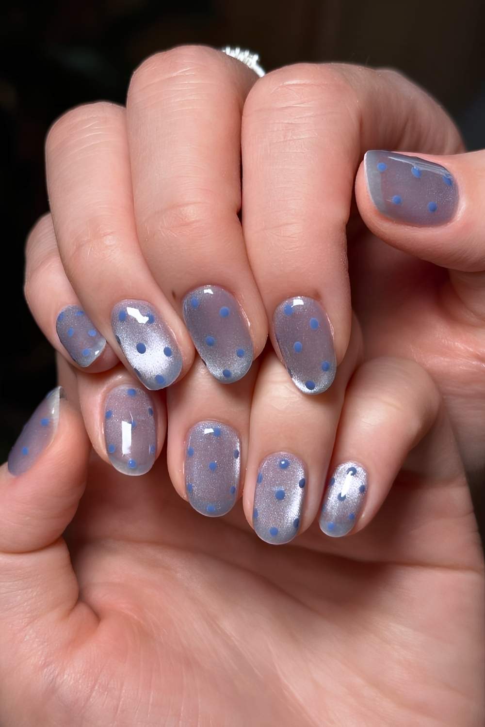 Blaue Cat Eye Naegel mit Polka Dots