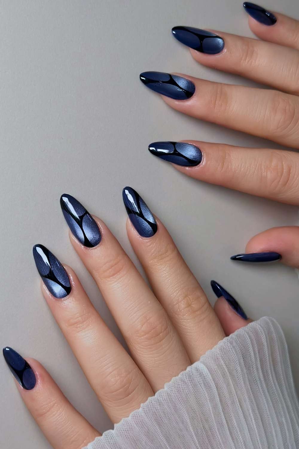 Blaue Cat Eye Naegel mit schwarzem Liniendesign