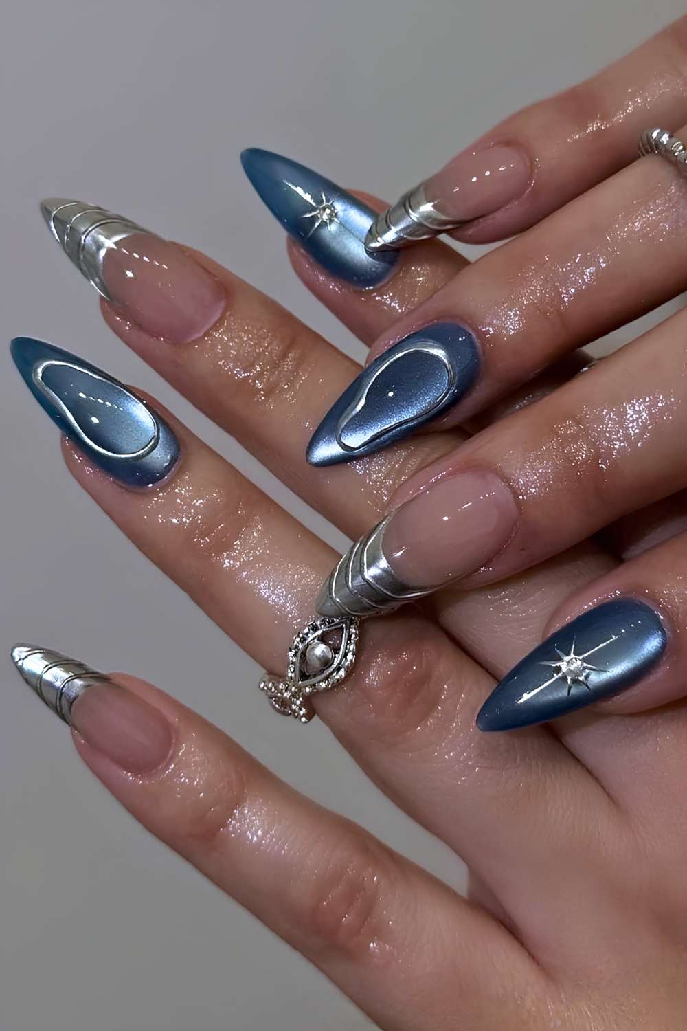 Blaue Cat Eye Naegel mit silbernem Akzentdesign