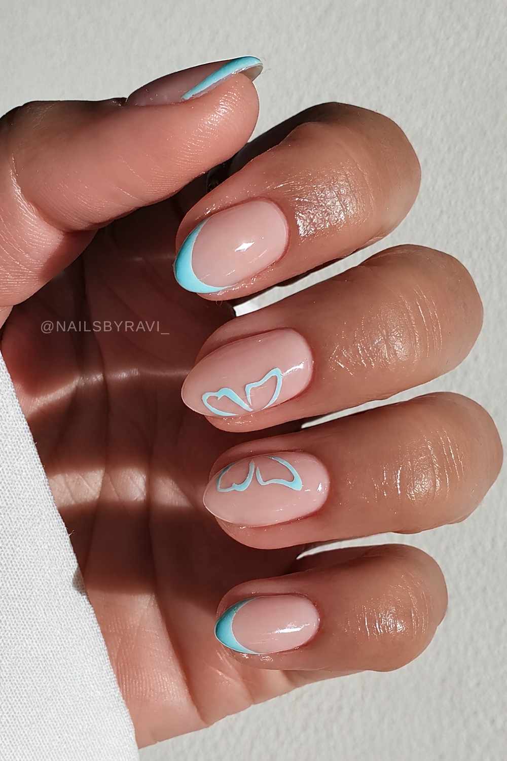 Blaue French Naegel mit schmetterlingsfluegeln