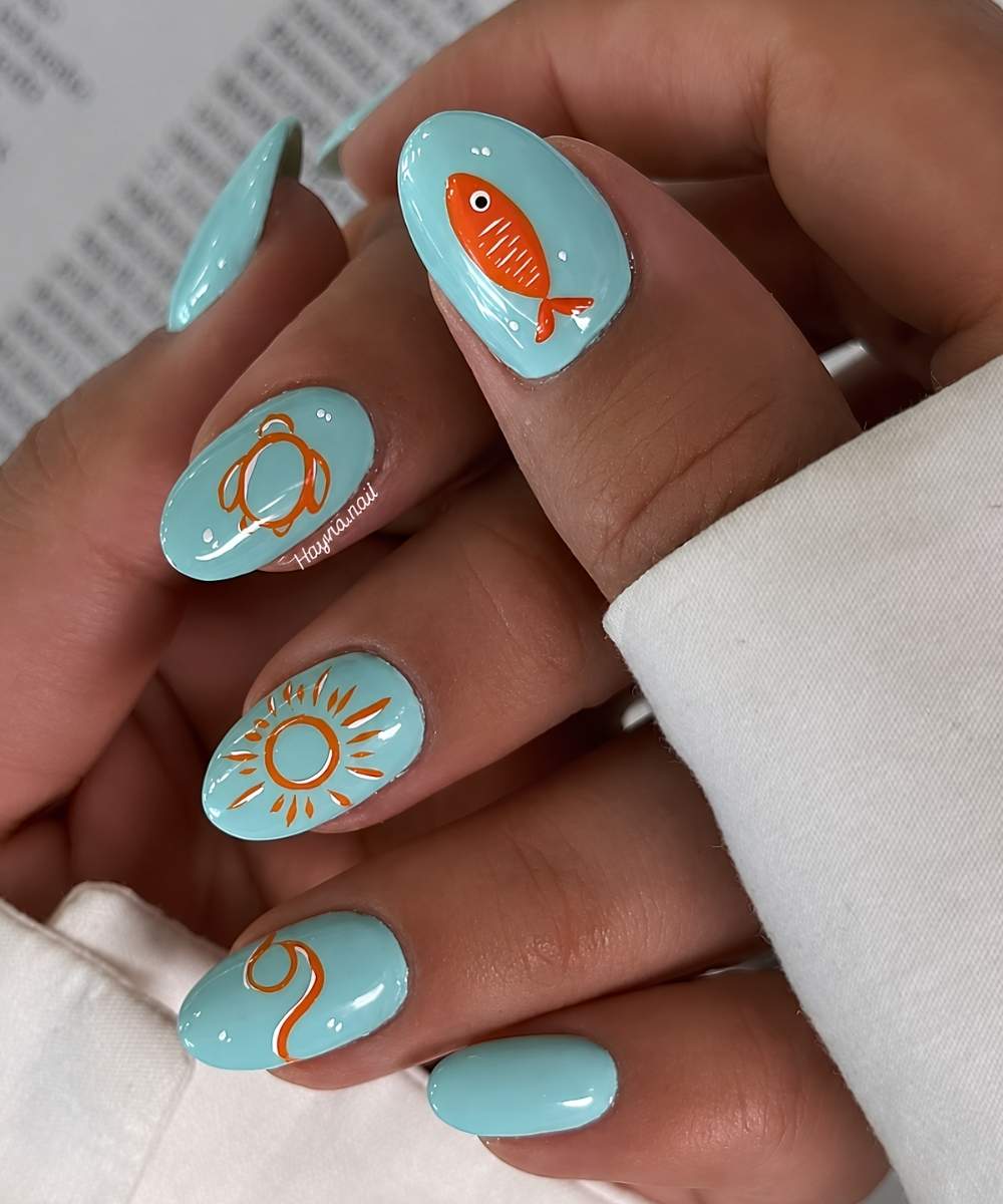Blaue Manikuere mit orangem Fisch