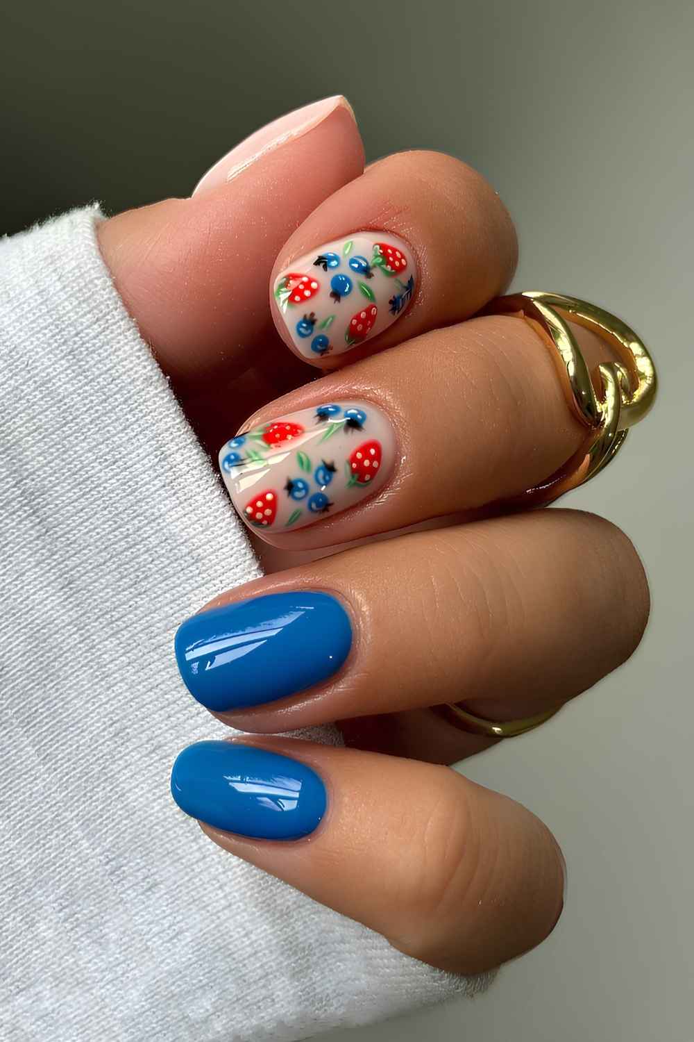 Blaue Naegel mit Blaubeeren und Erdbeeren