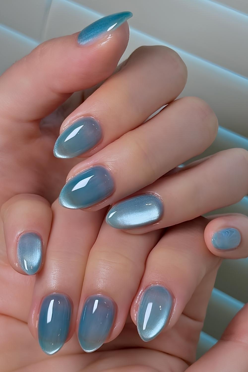 Blaue Naegel mit Glaseffekt