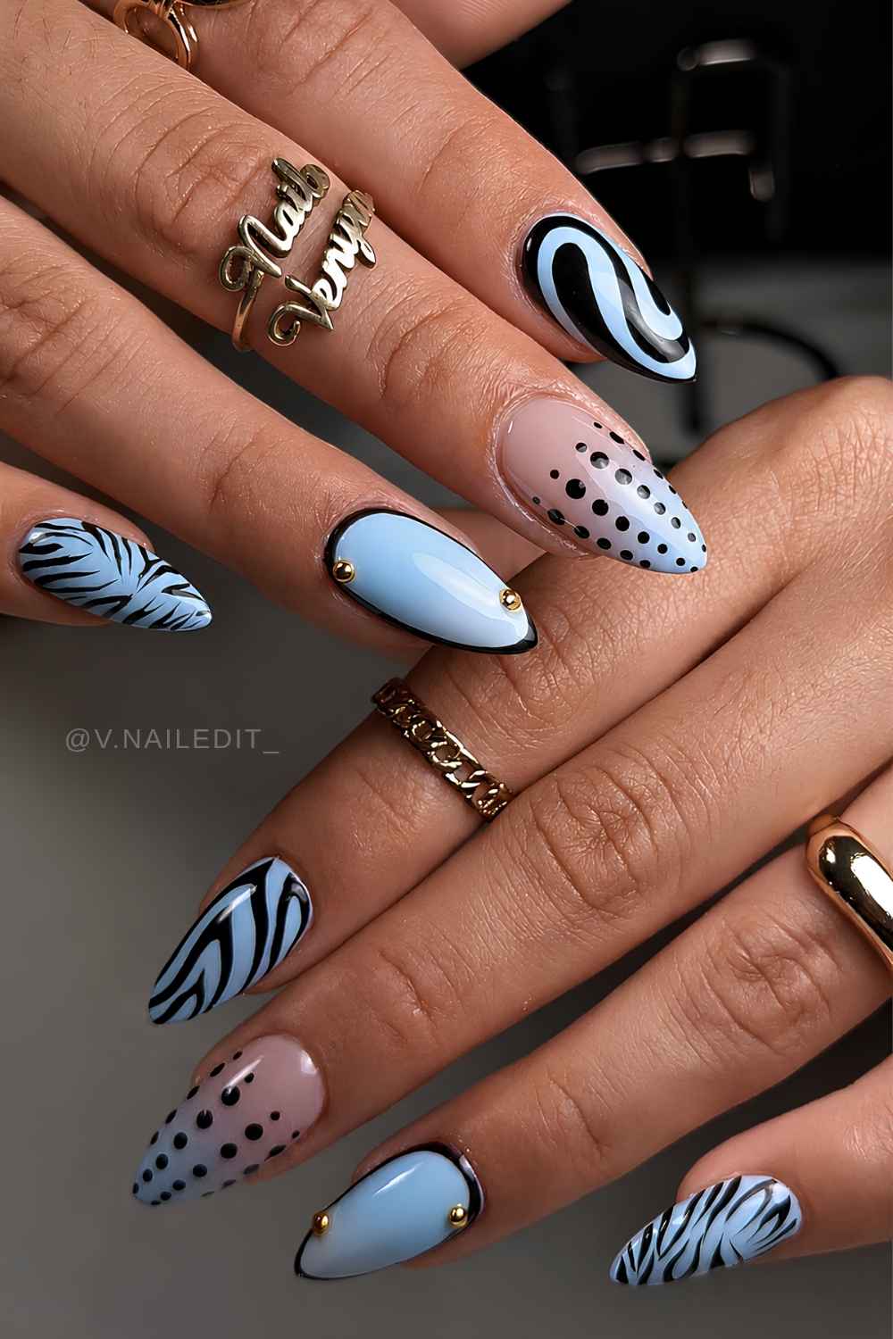 Blaue Naegel mit abstraktem schwarzem Design