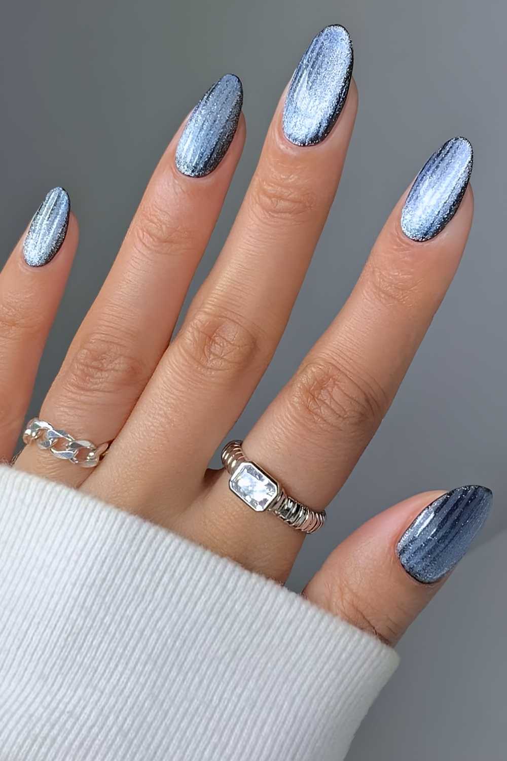 Blaue Naegel mit geriffeltem Glaseffekt