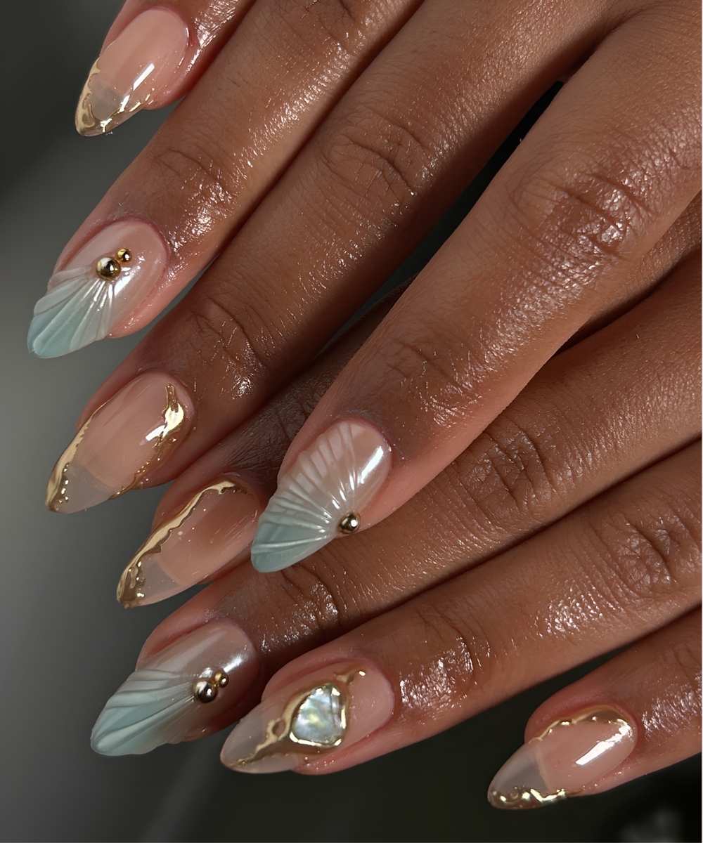 Blaue Ombre Naegel mit Gold und Muscheln