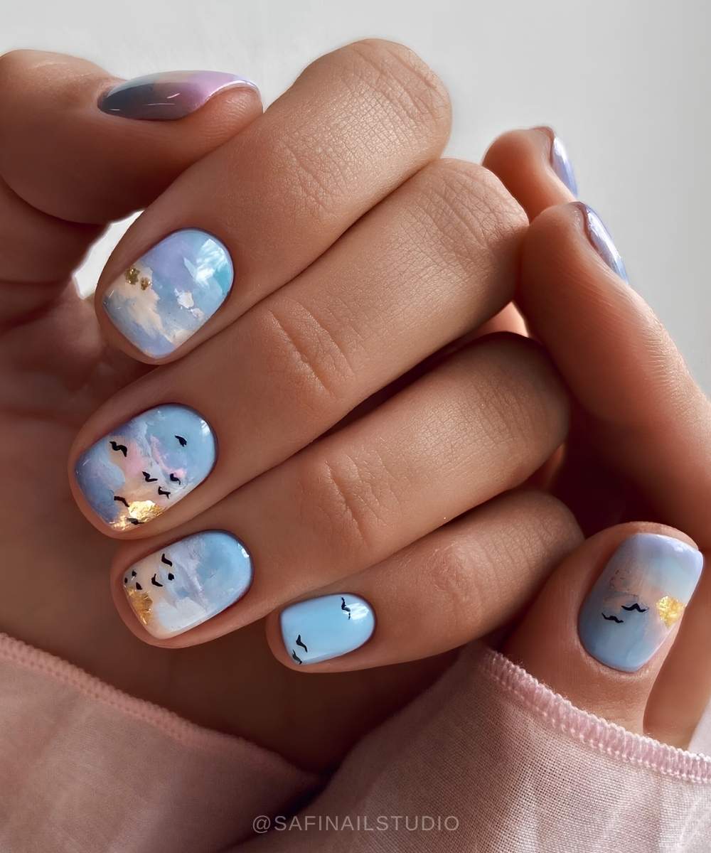 Blaue Wolkennaegel mit Mini Vogelmotiv