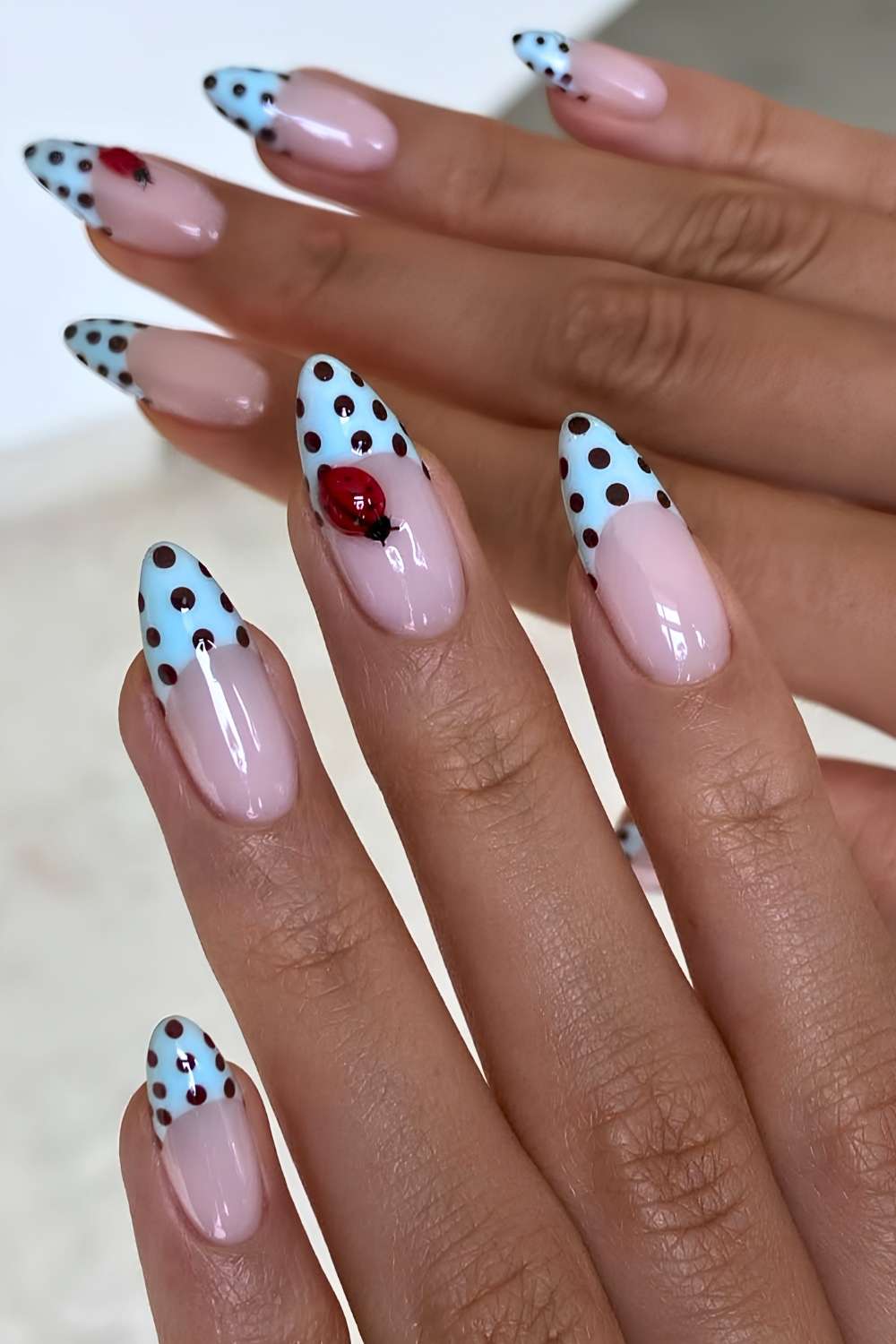 Blaue gepunktete French Mani mit Marienkaefern