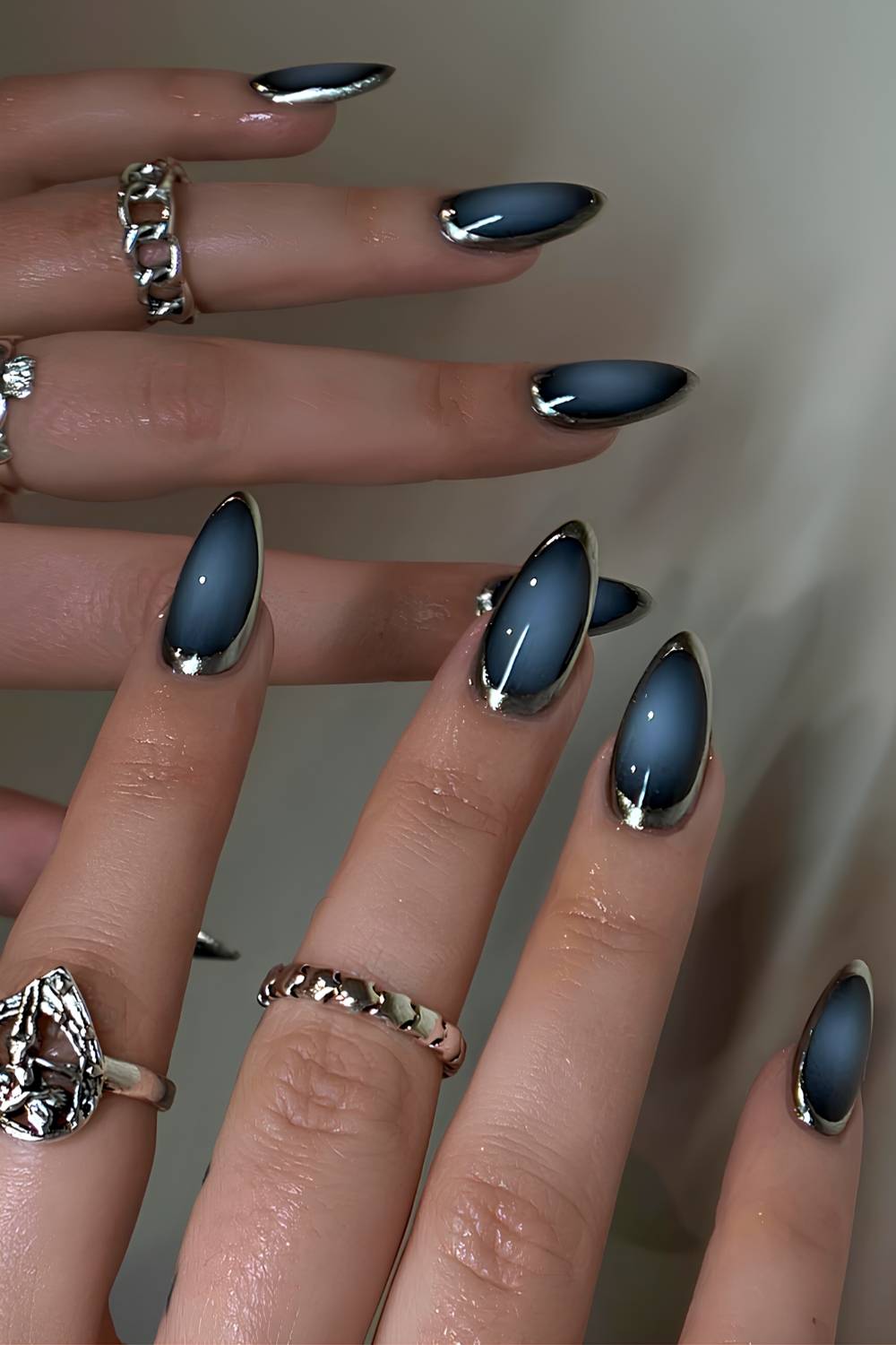 Blaue und schwarze Aura Naegel mit silbernen Akzenten