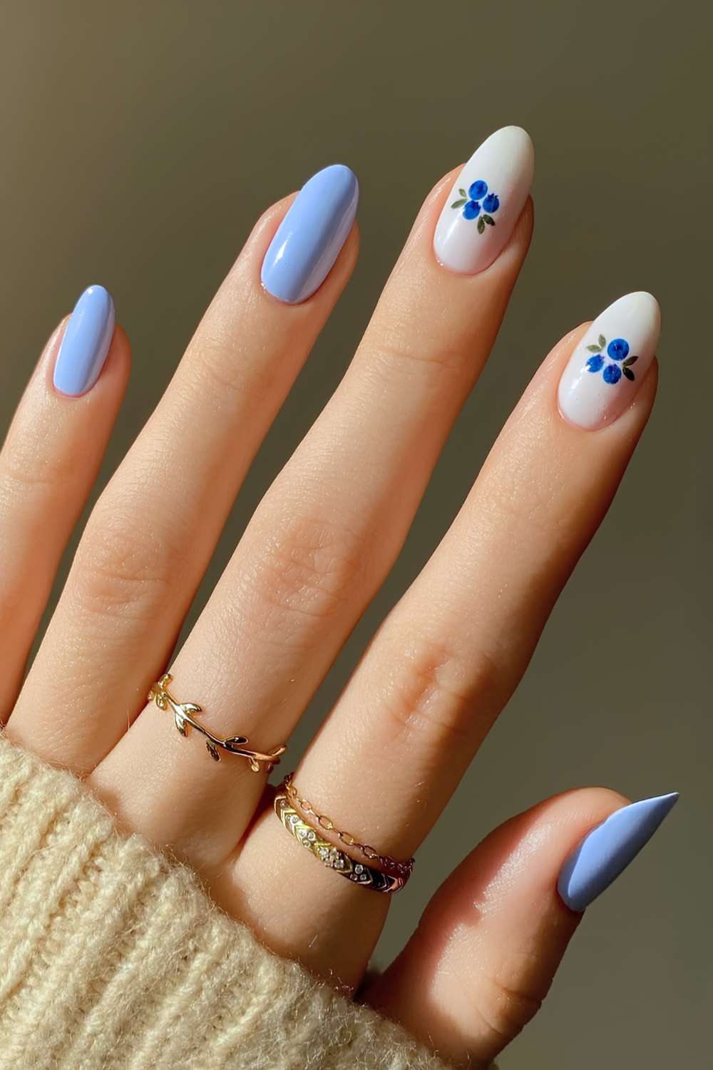 Blaue und weisse Manikuere mit Blaubeer Details