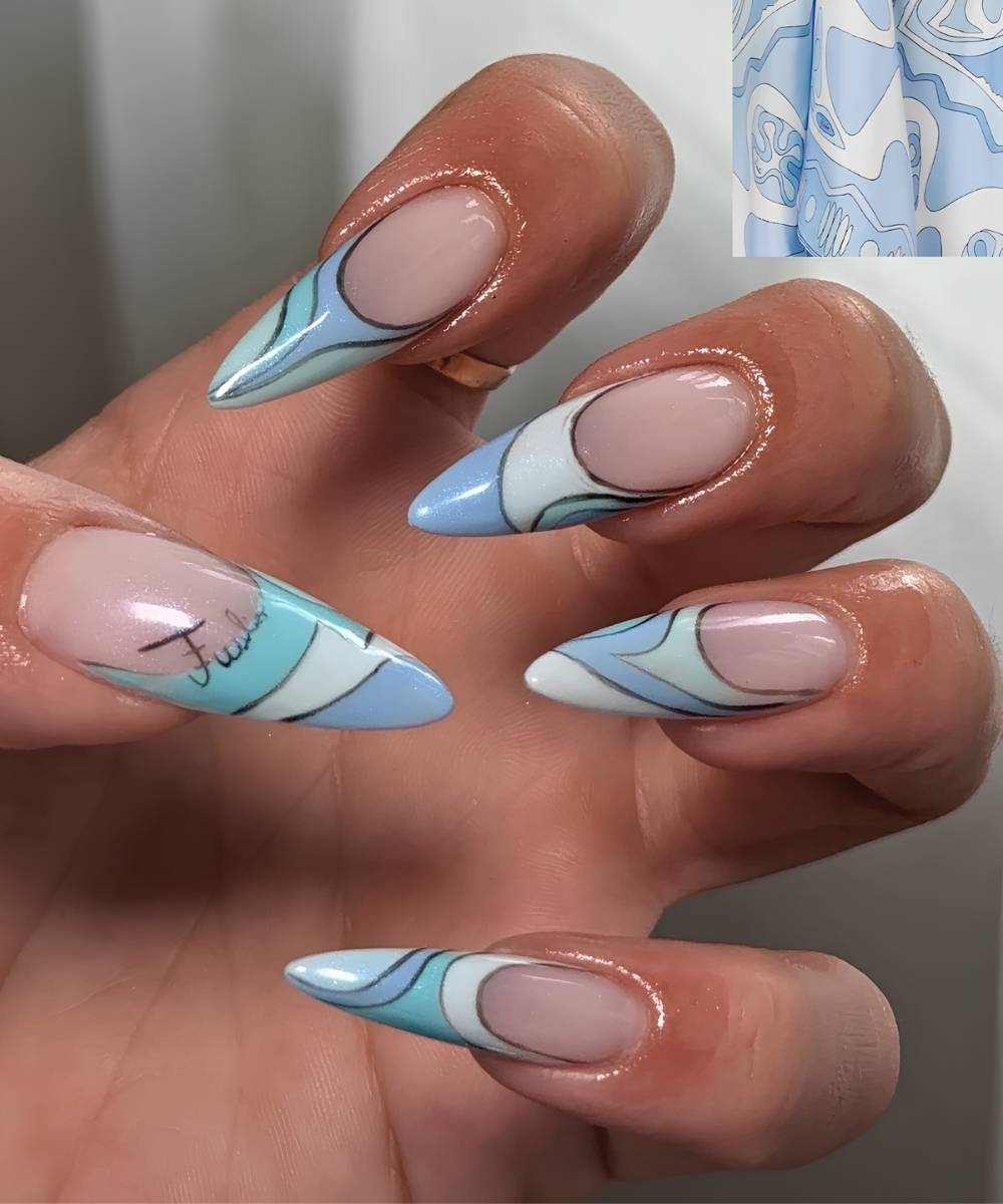 Blaue und weisse Pucci Naegel