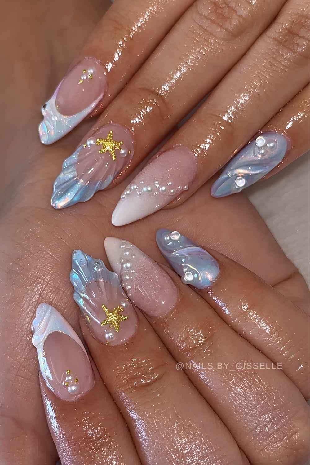 Blaue weisse Naegel mit 3D Meerjungfrau