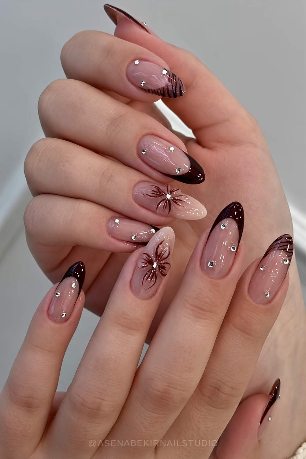 Braune French Naegel mit Steinchen und Blumen