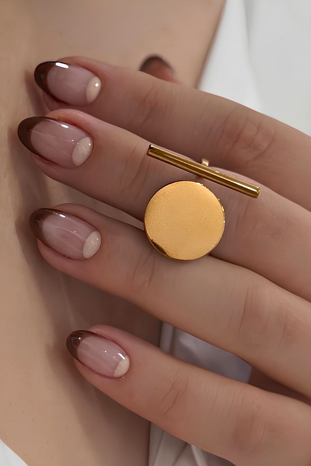 Braune French Nagel mit Half Moon Design