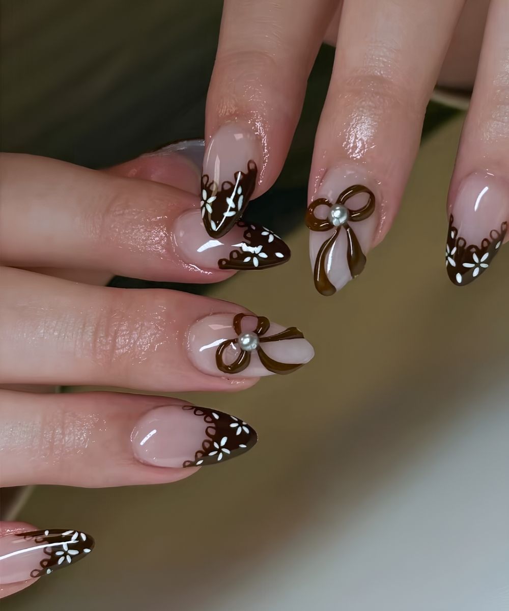 Braune French manikuere mit blumen und spitze