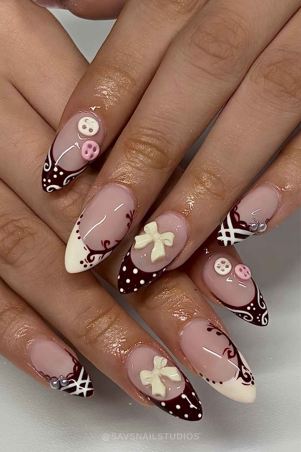Braune beige French Naegel mit Schleifen und Knoepfen
