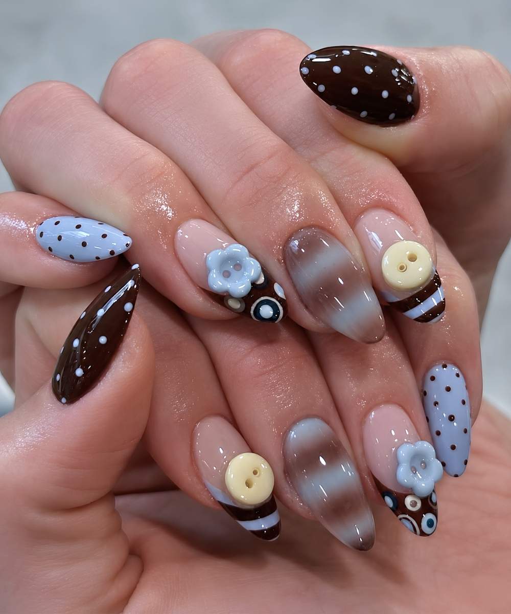 Braune und blaue Naegel mit Knoepfen und Polka Dots