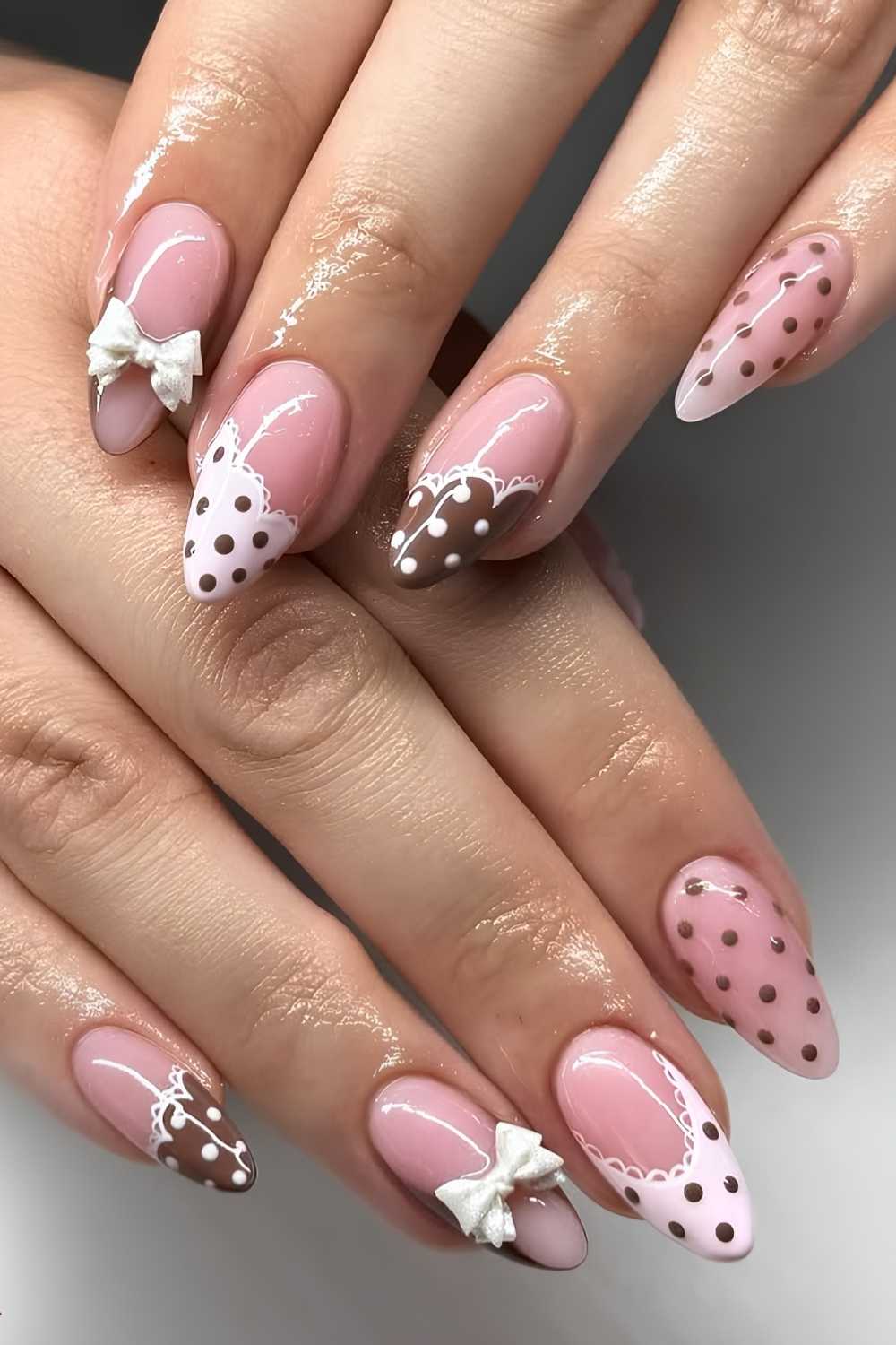 Braune und rosa manikuere mit punkten und spitze