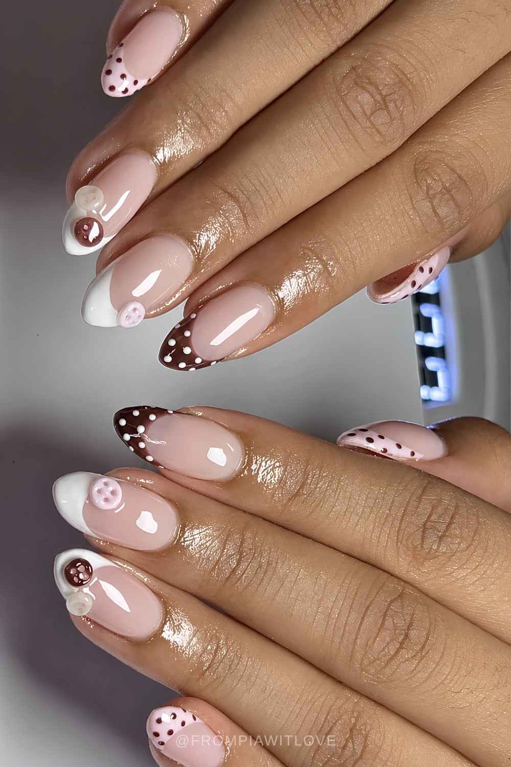 Braune weisse French Naegel mit Knoepfen und Punkten