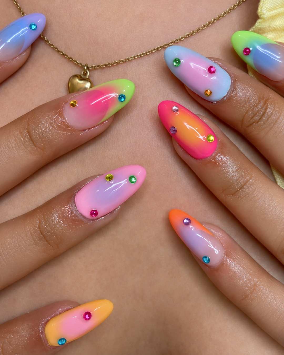Bunte Aura Naegel mit Strass