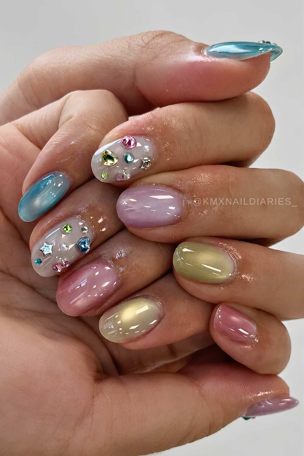 Bunte Cat Eye Manikuere mit Steinen