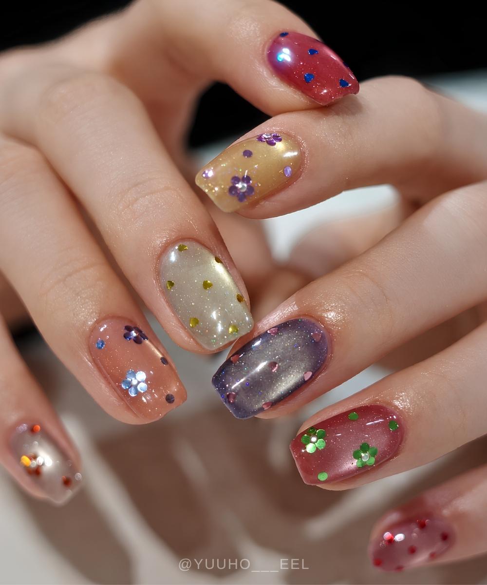 Bunte Cat Eye Naegel mit Herzen und Blumen