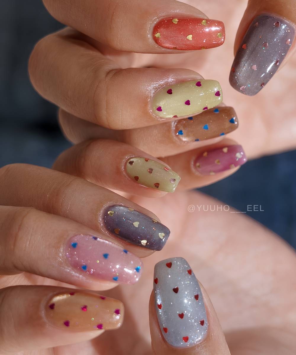 Bunte Cat Eye Naegel mit Mini Herzen