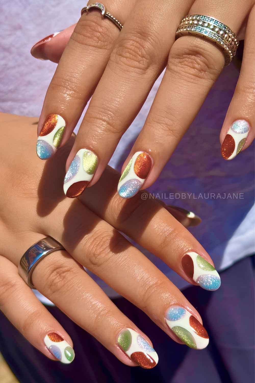 Bunte Cat Eye Naegel mit abstrakten Linien