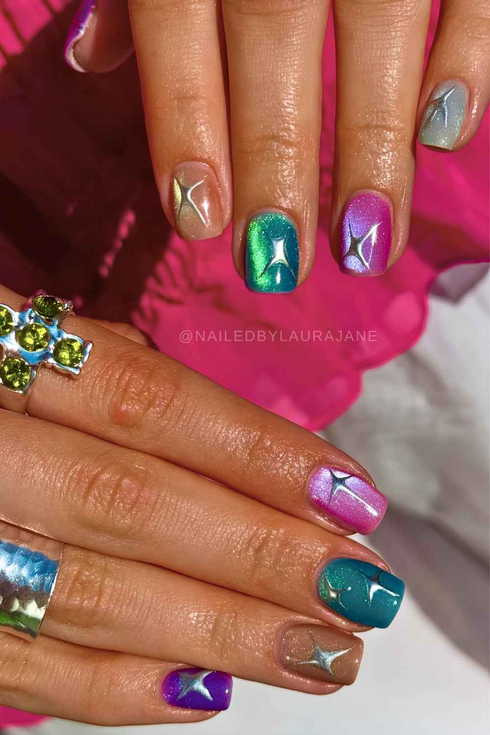 Bunte Cat Eye Naegel mit silbernen Sternen