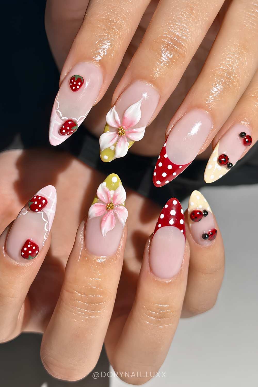 Bunte French Manikuere mit Erdbeeren und Marienkaefern