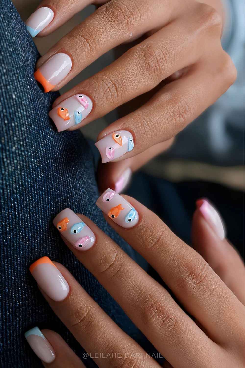 Bunte French Manikuere mit kleinen 3D Fischen