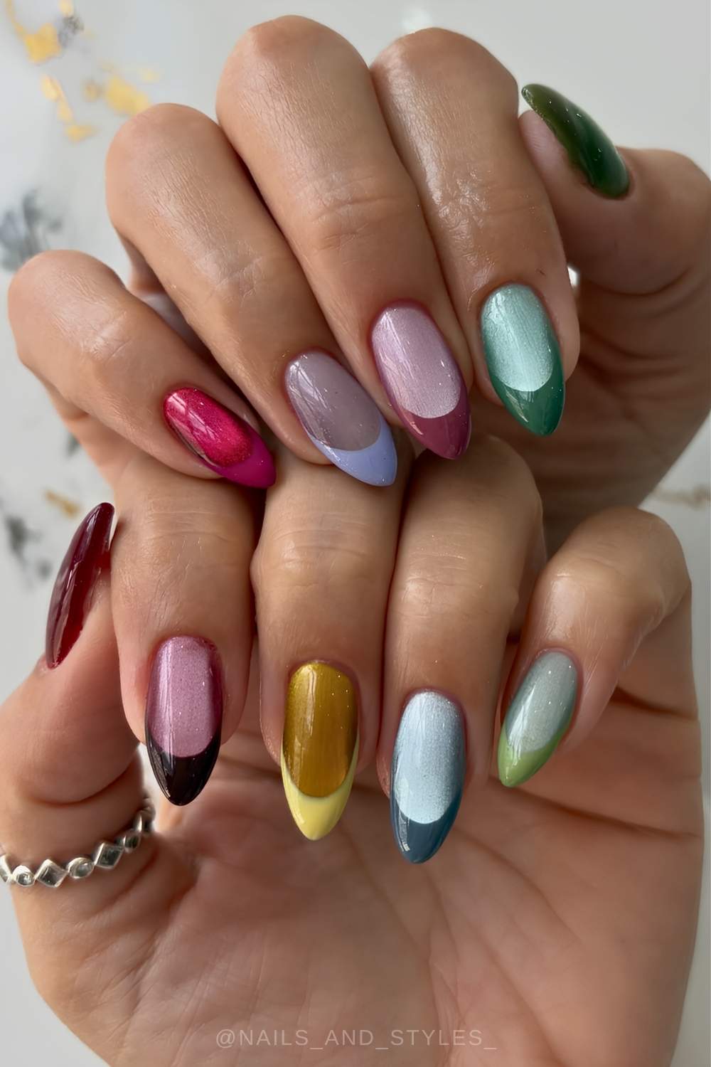 Bunte French Naegel auf Cat Eye Basis