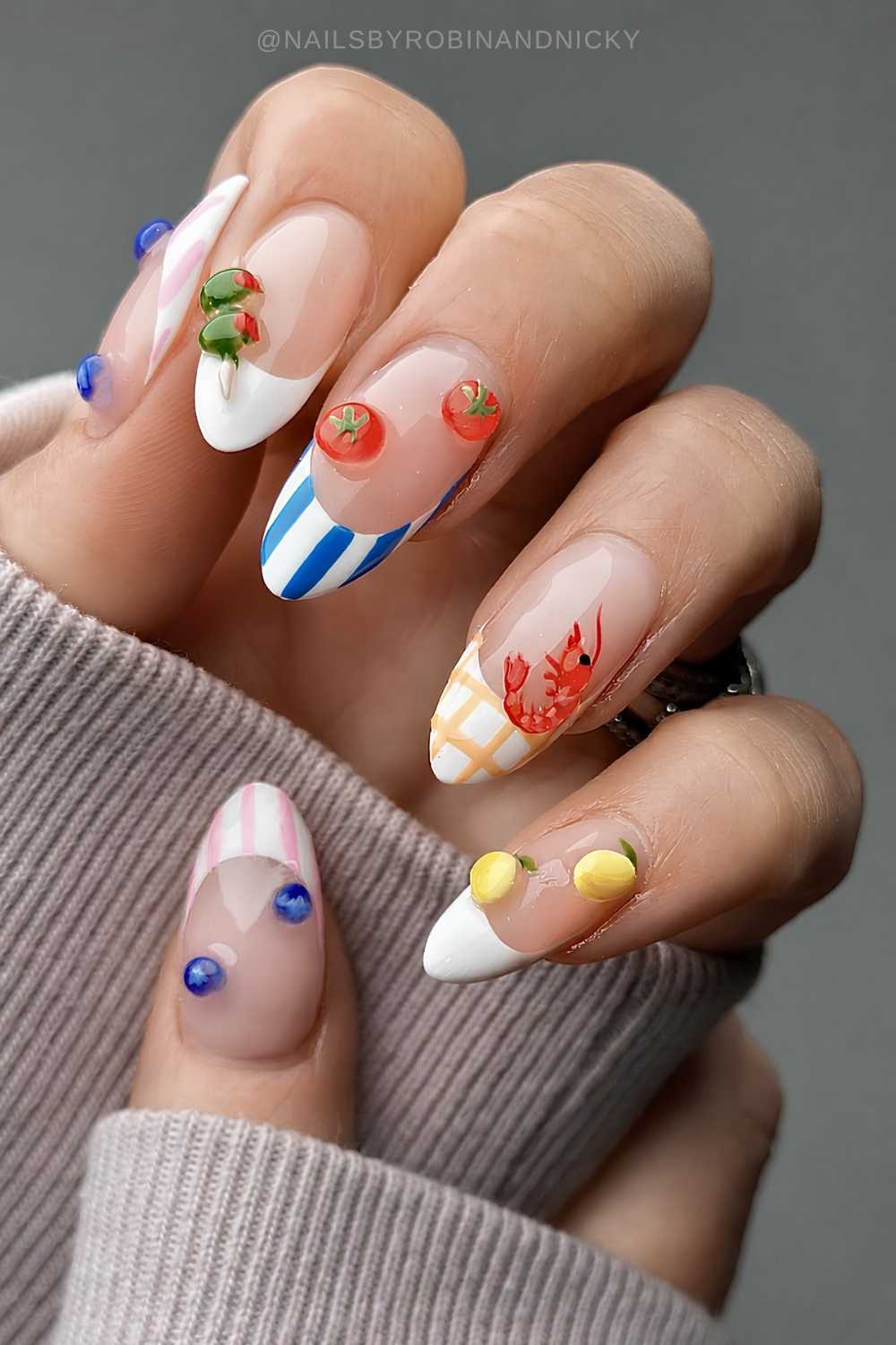 Bunte French Naegel mit Italien Urlaubslook