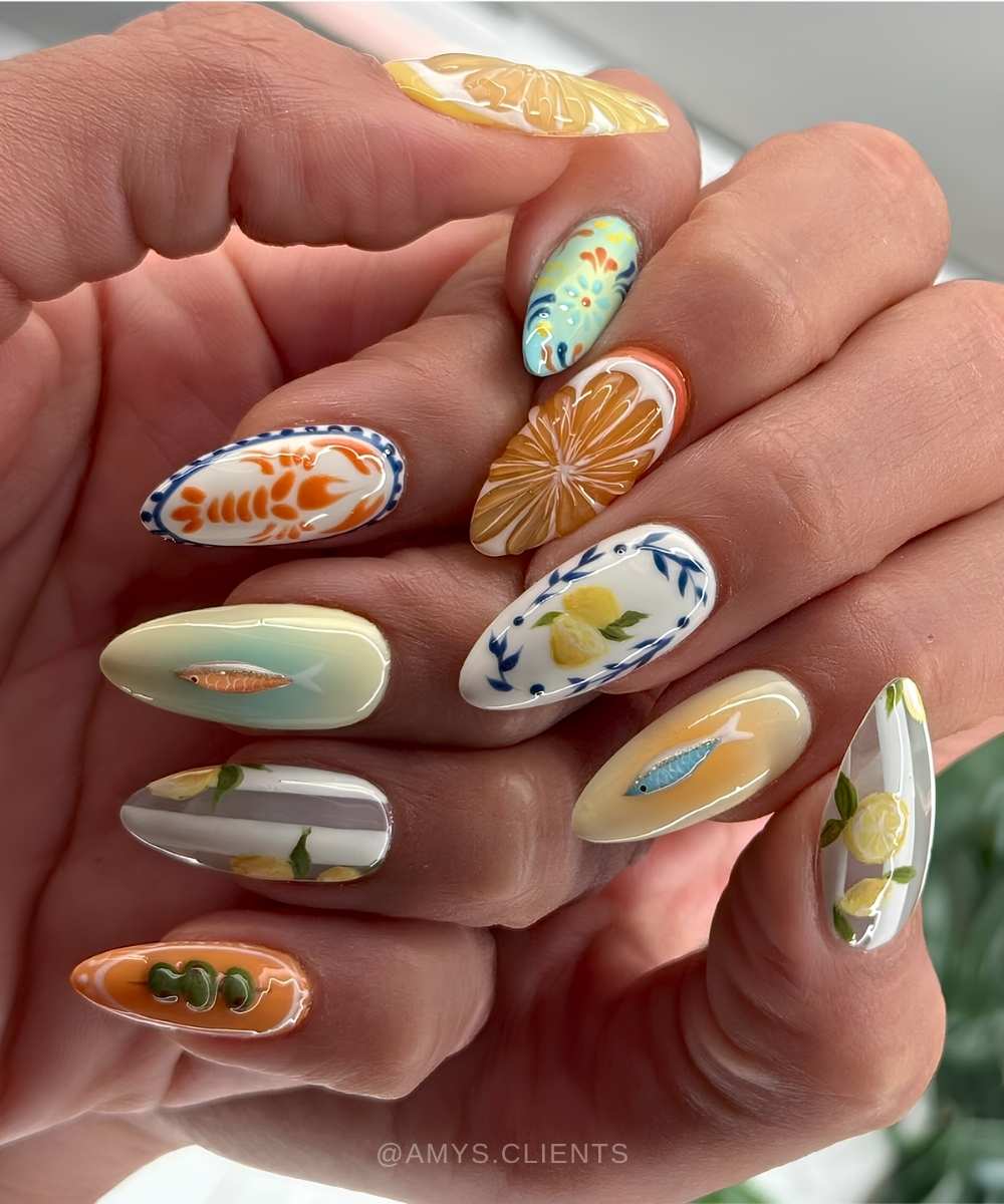Bunte Manikuere mit Fruechten und Fischmotiven