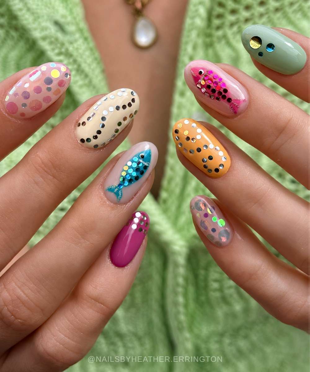 Bunte Manikuere mit Konfetti und Fischmotiv