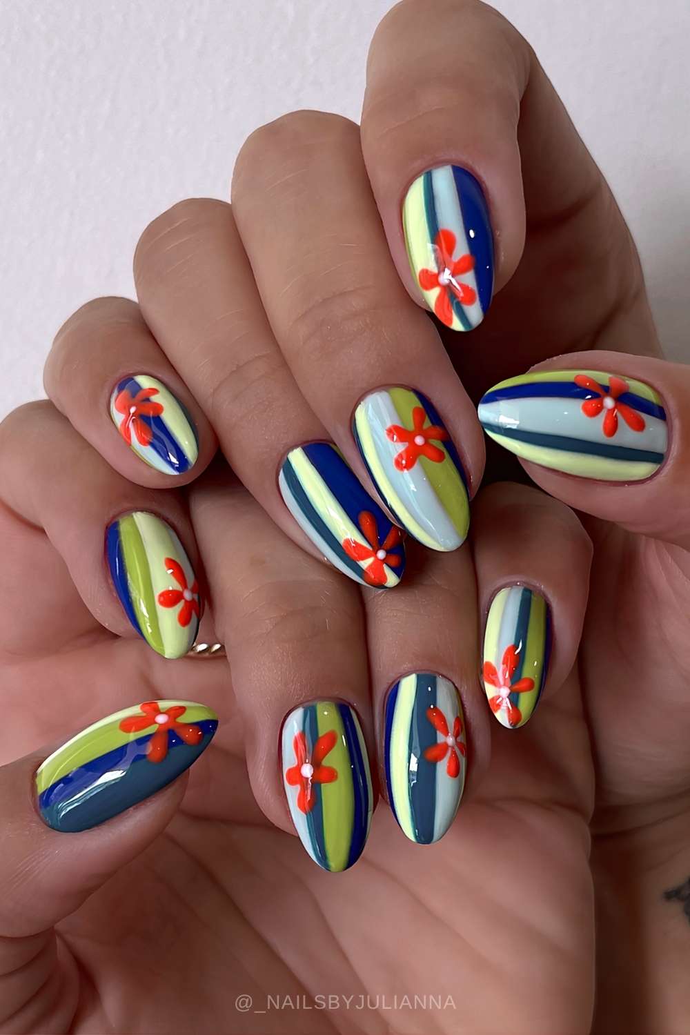 Bunte Naegel mit Blumen und Streifen
