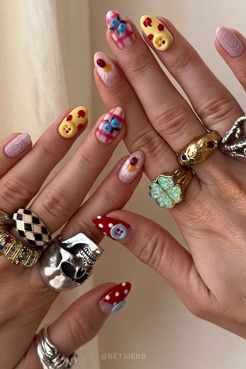 Bunte Naegel mit Vichykaros und Knopfdesign