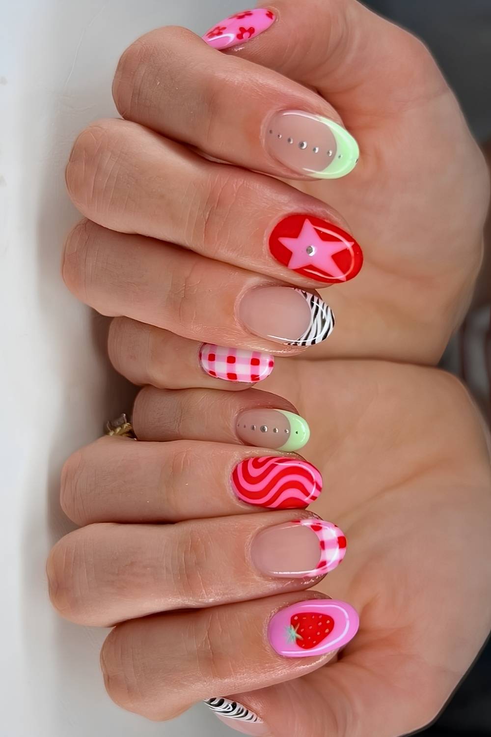 Bunte Nagel mit Erdbeeren und Sternen
