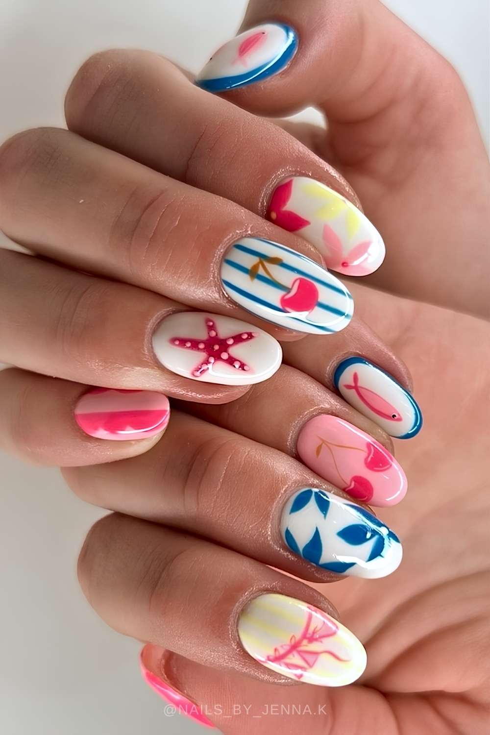 Bunte Sommermanikuere mit Fischmotiven
