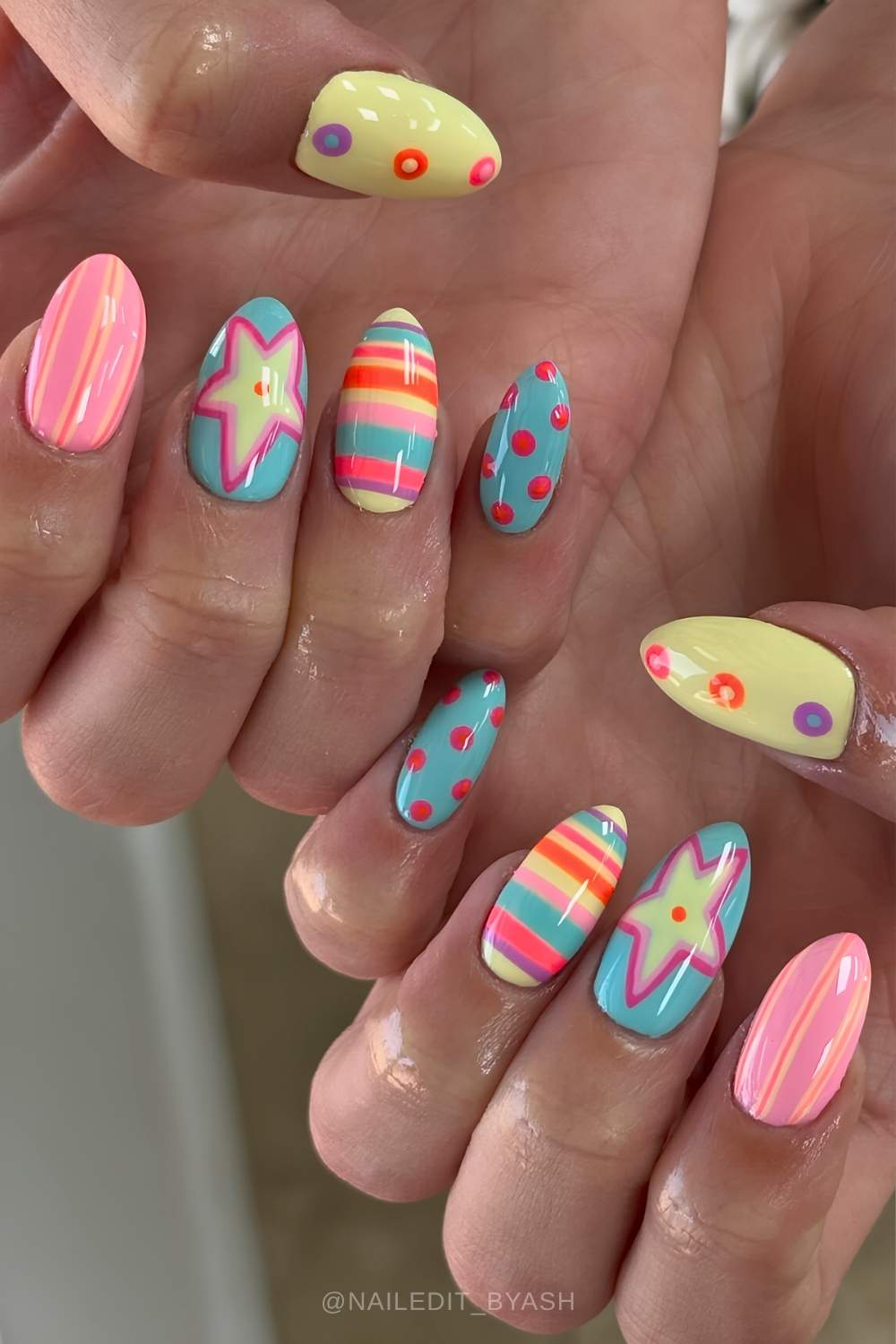 Bunte Sommermanikuere mit Mustermix