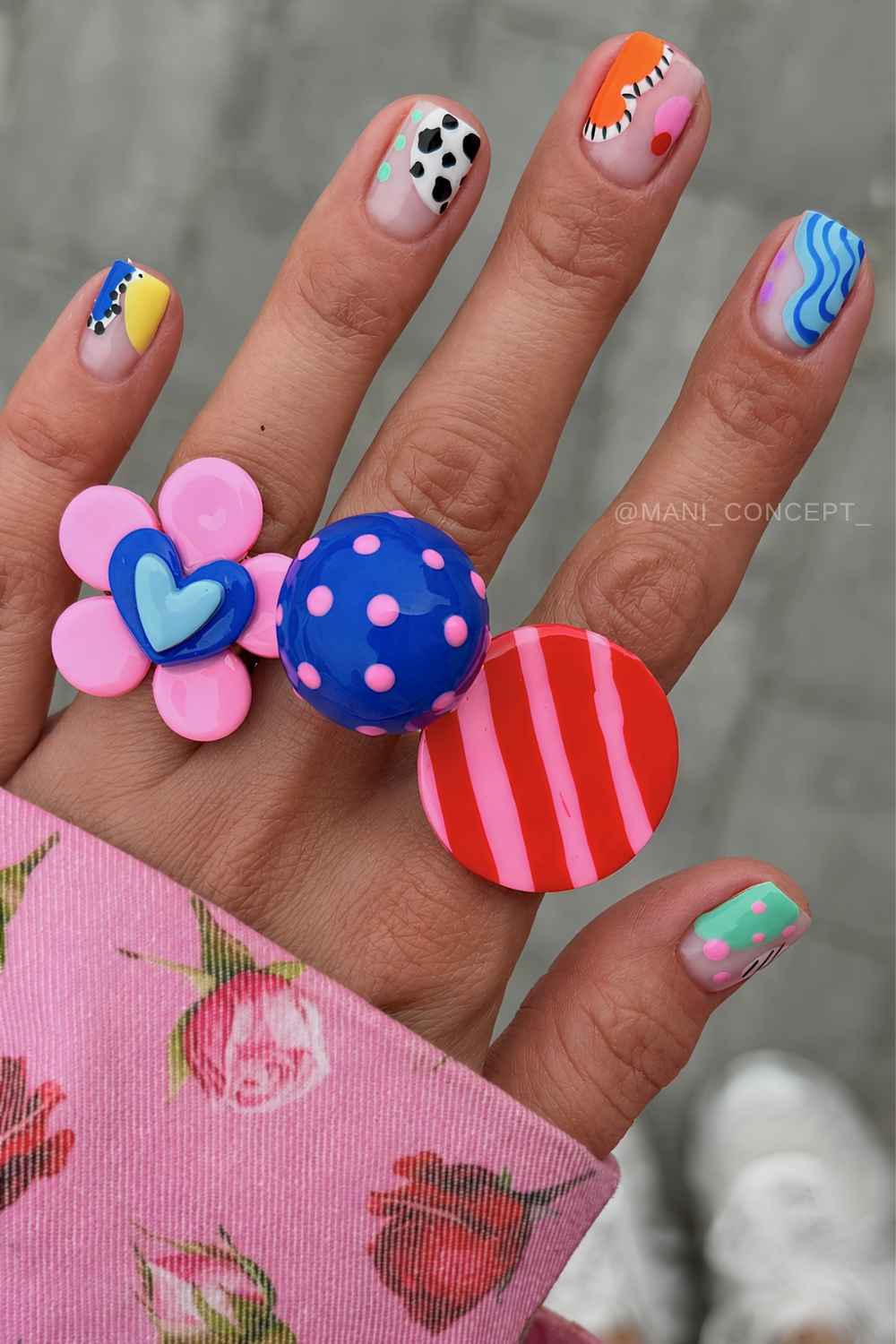 Bunte abstrakte funky Sommermanikuere