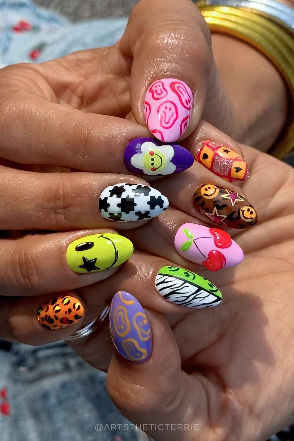 Bunte eklektische Manikuere mit Smileys