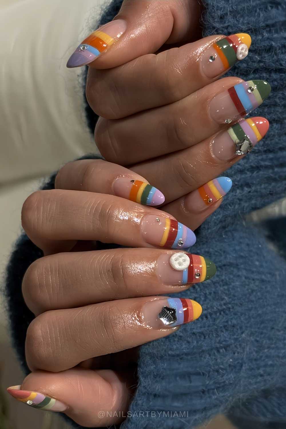 Bunte gestreifte Naegel mit 3D Knopfdesign