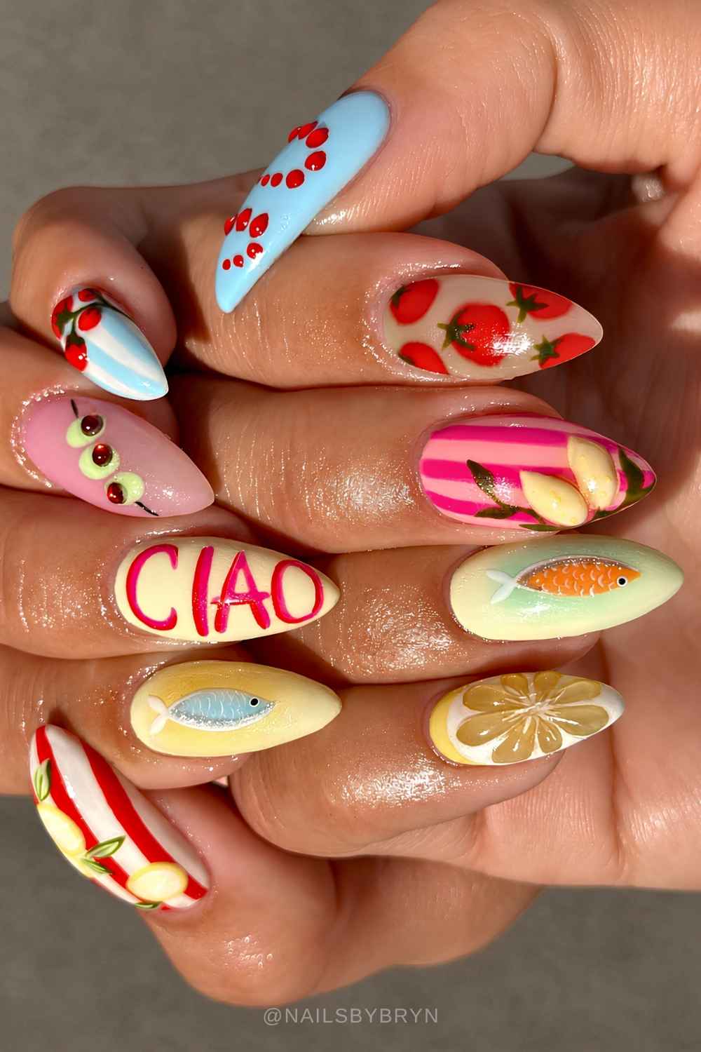 Bunte italienische Sommermanikuere