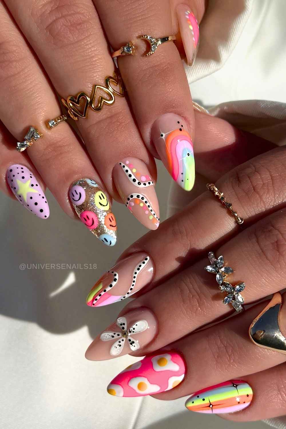 Bunte maximalistische Manikuere mit verschiedenen Motiven